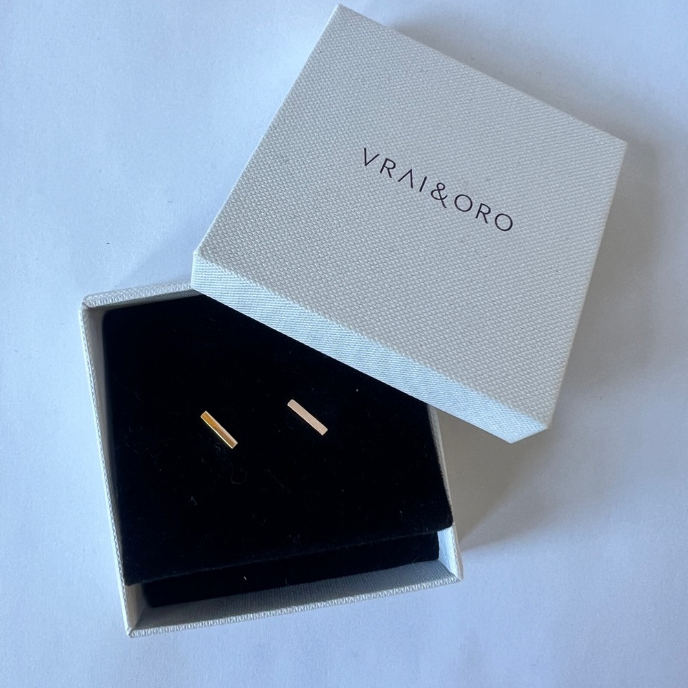 Vrai & Oro stud earrings